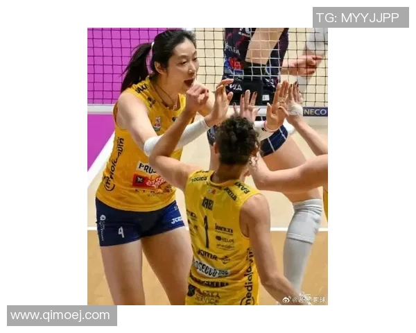 气氛太绝了！朱婷回归沙龙队友热情欢迎，纷繁上前拥抱围成一圈